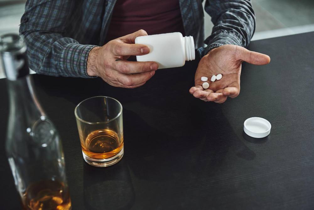 Antybiotyk i alkohol - dlaczego nie wolno ich łączyć?